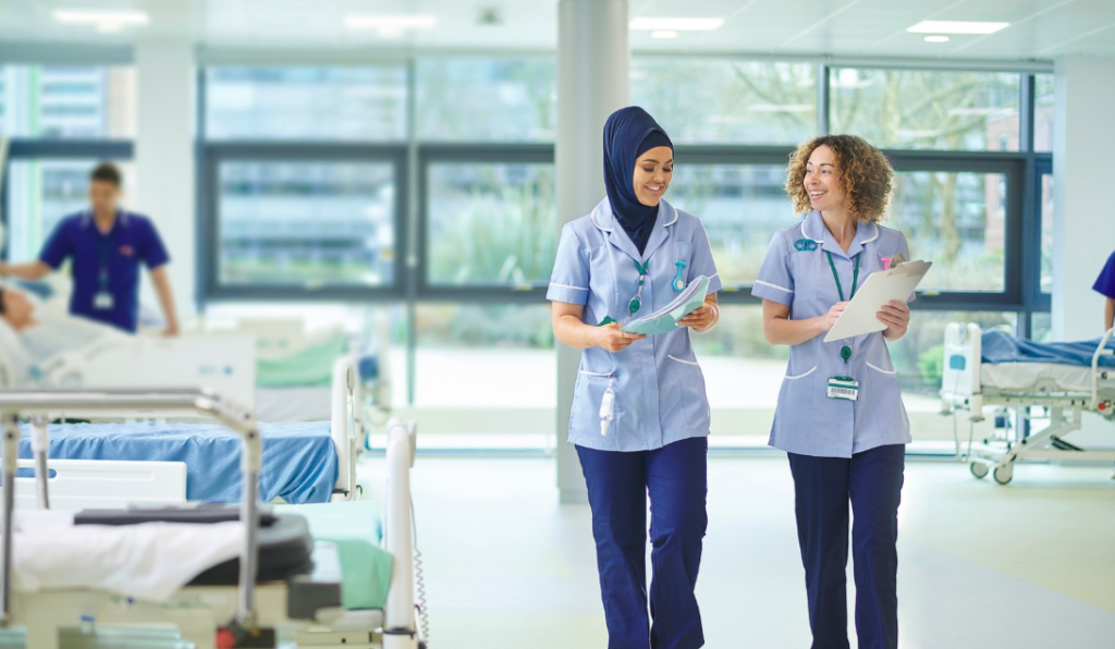 New graduate nurse receiving support during the transition into clinical practice | Creative Health Care Insight